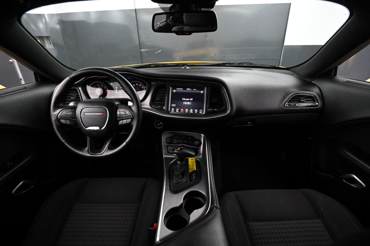 2017 Dodge Challenger SXT photo 16