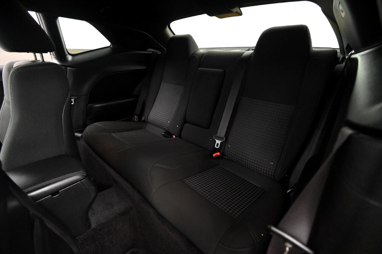 2017 Dodge Challenger SXT photo 33