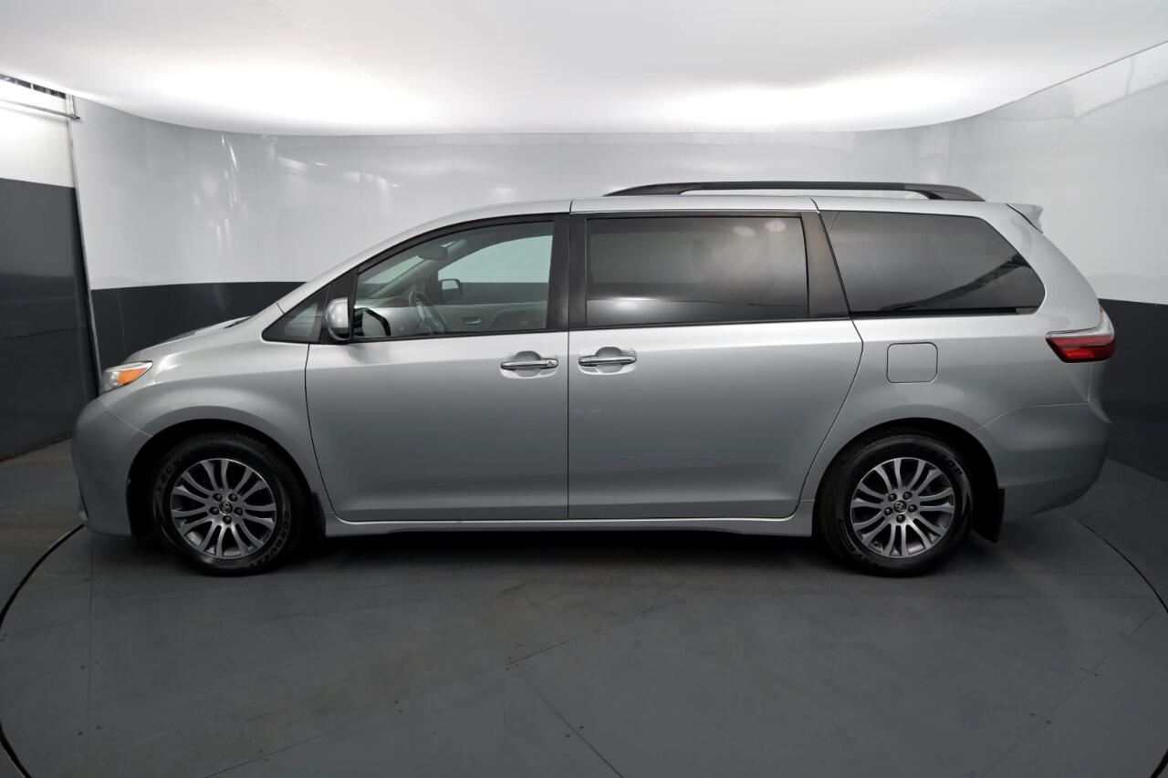 2020 Toyota Sienna XLE photo 2