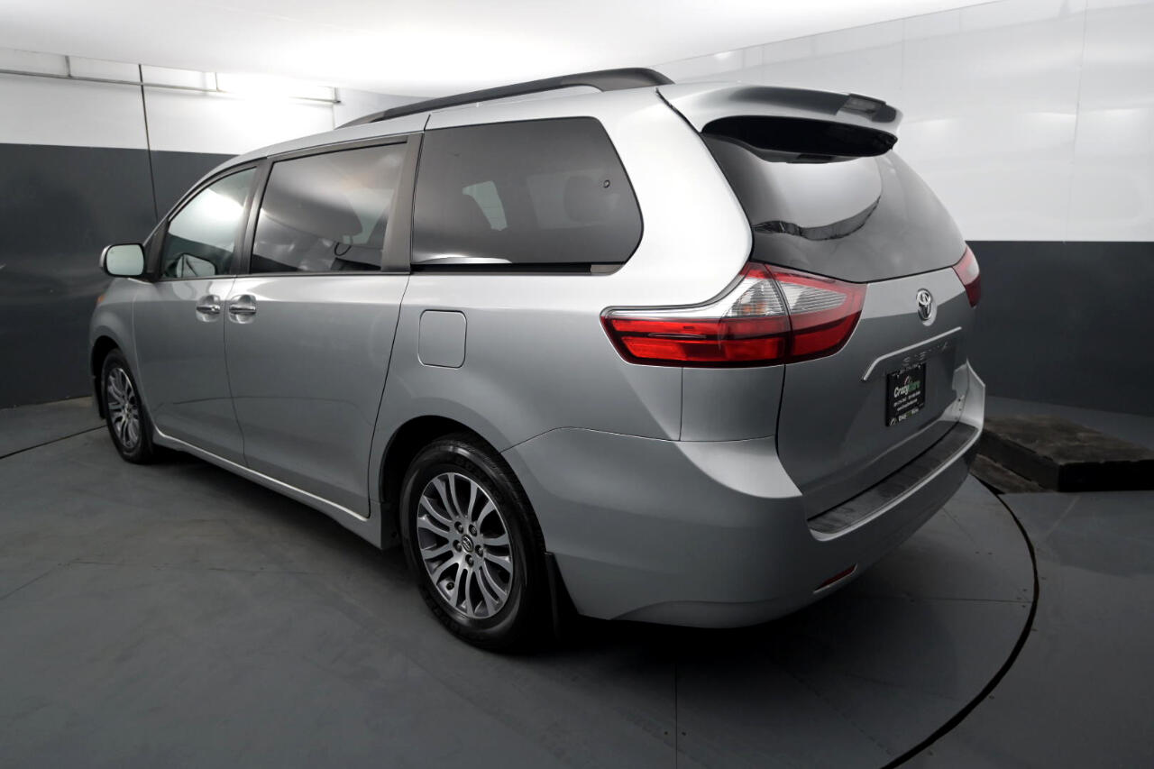 2020 Toyota Sienna XLE photo 3
