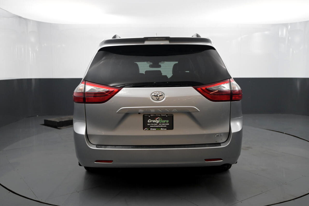 2020 Toyota Sienna XLE photo 4