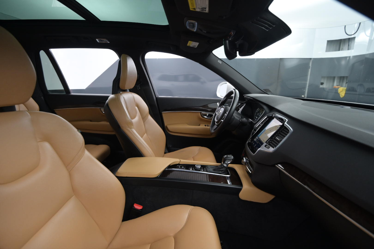 Volvo XC90 T5 AWD 5-Passenger Momentum 2017