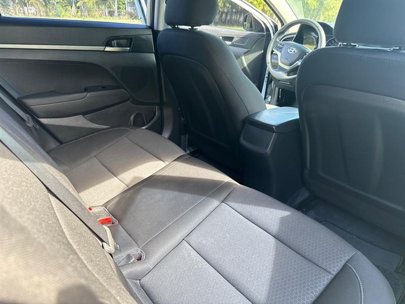 Hyundai Elantra SE 6AT 2018