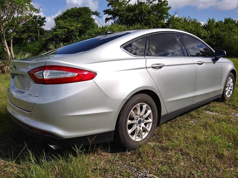 Ford Fusion S 2015
