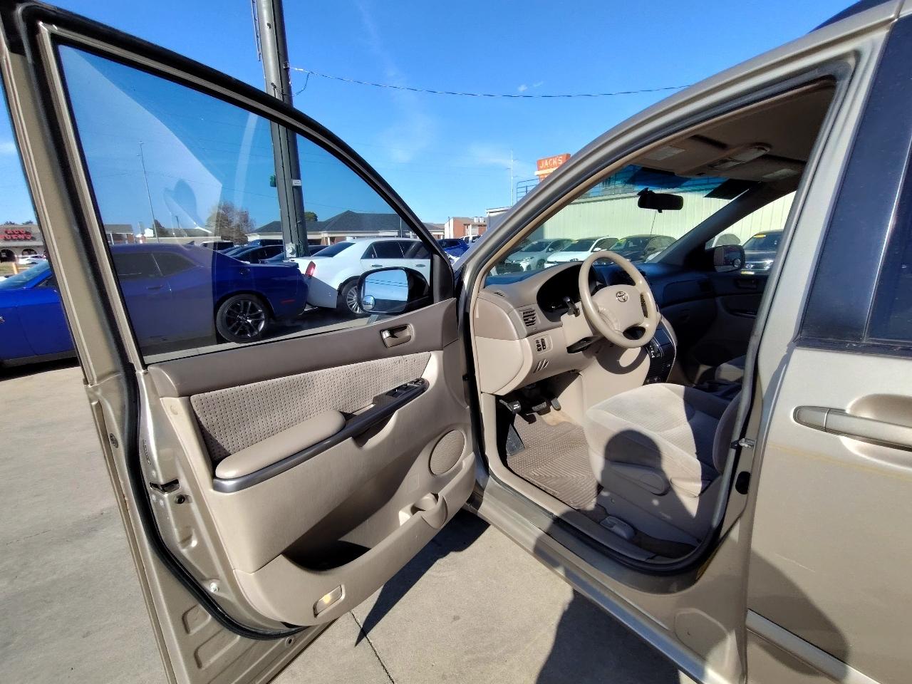 Toyota Sienna LE 7-Passenger 2006