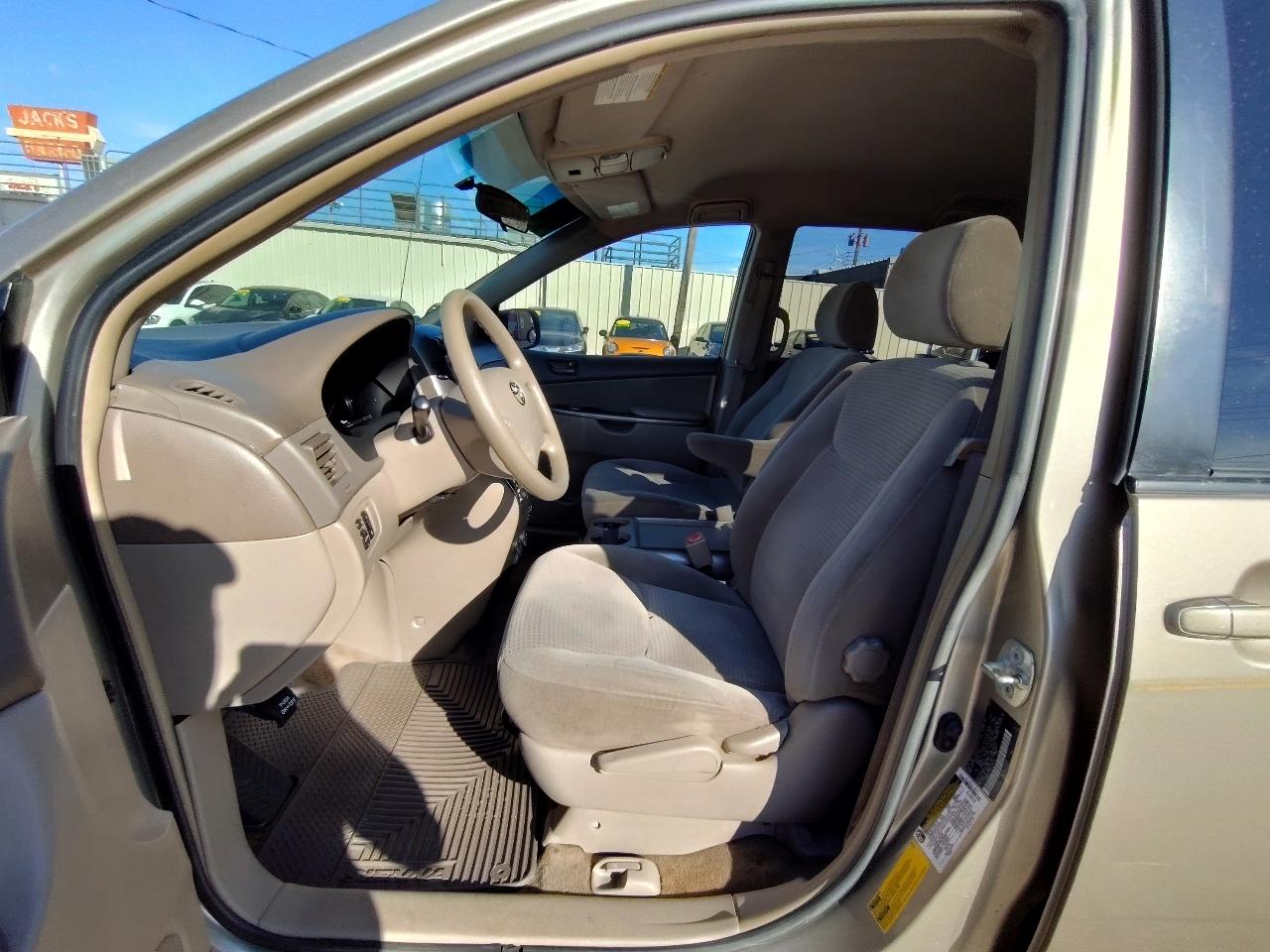 Toyota Sienna LE 7-Passenger 2006