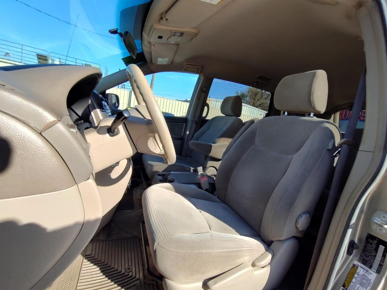 Toyota Sienna LE 7-Passenger 2006
