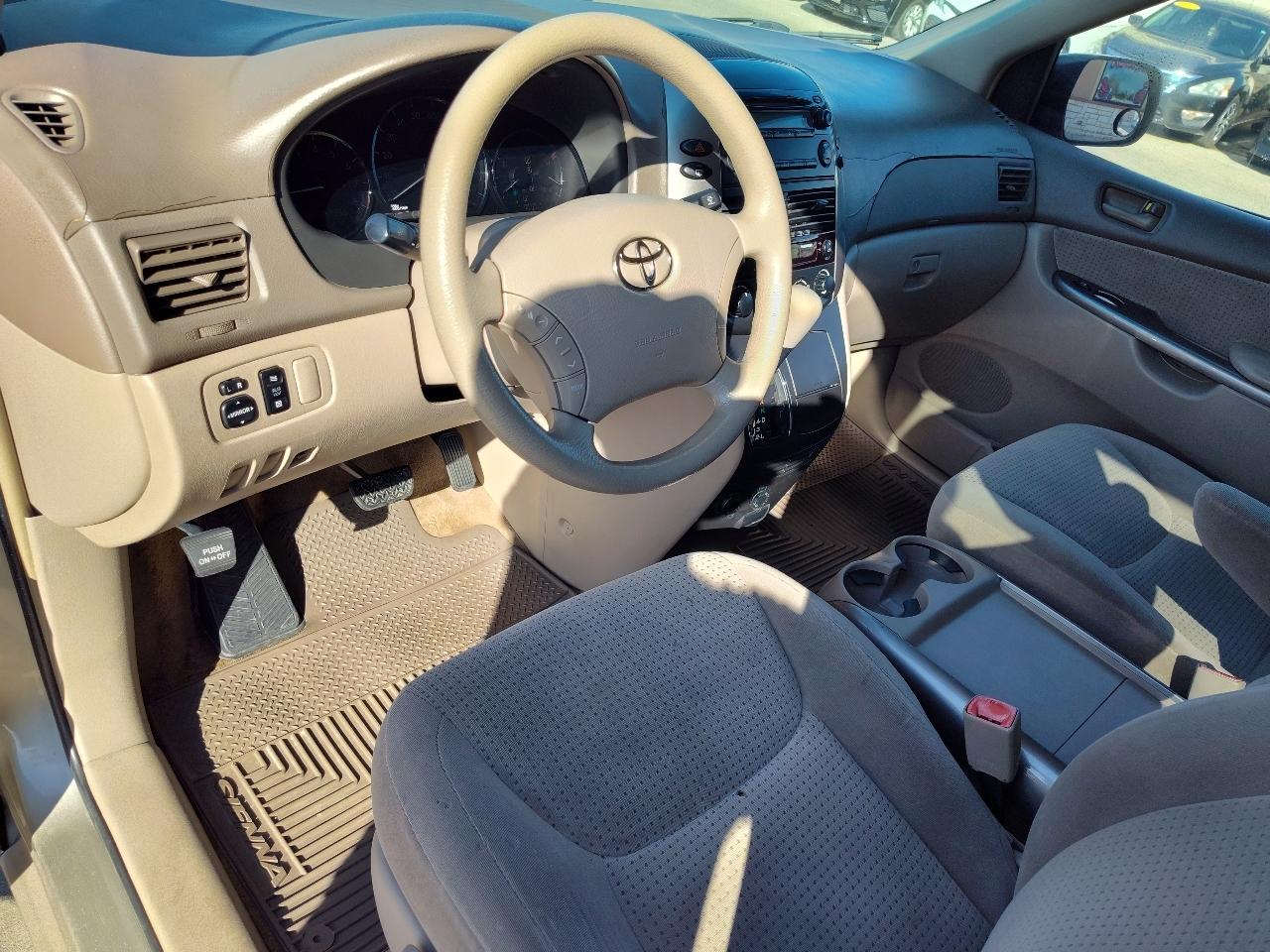 Toyota Sienna LE 7-Passenger 2006