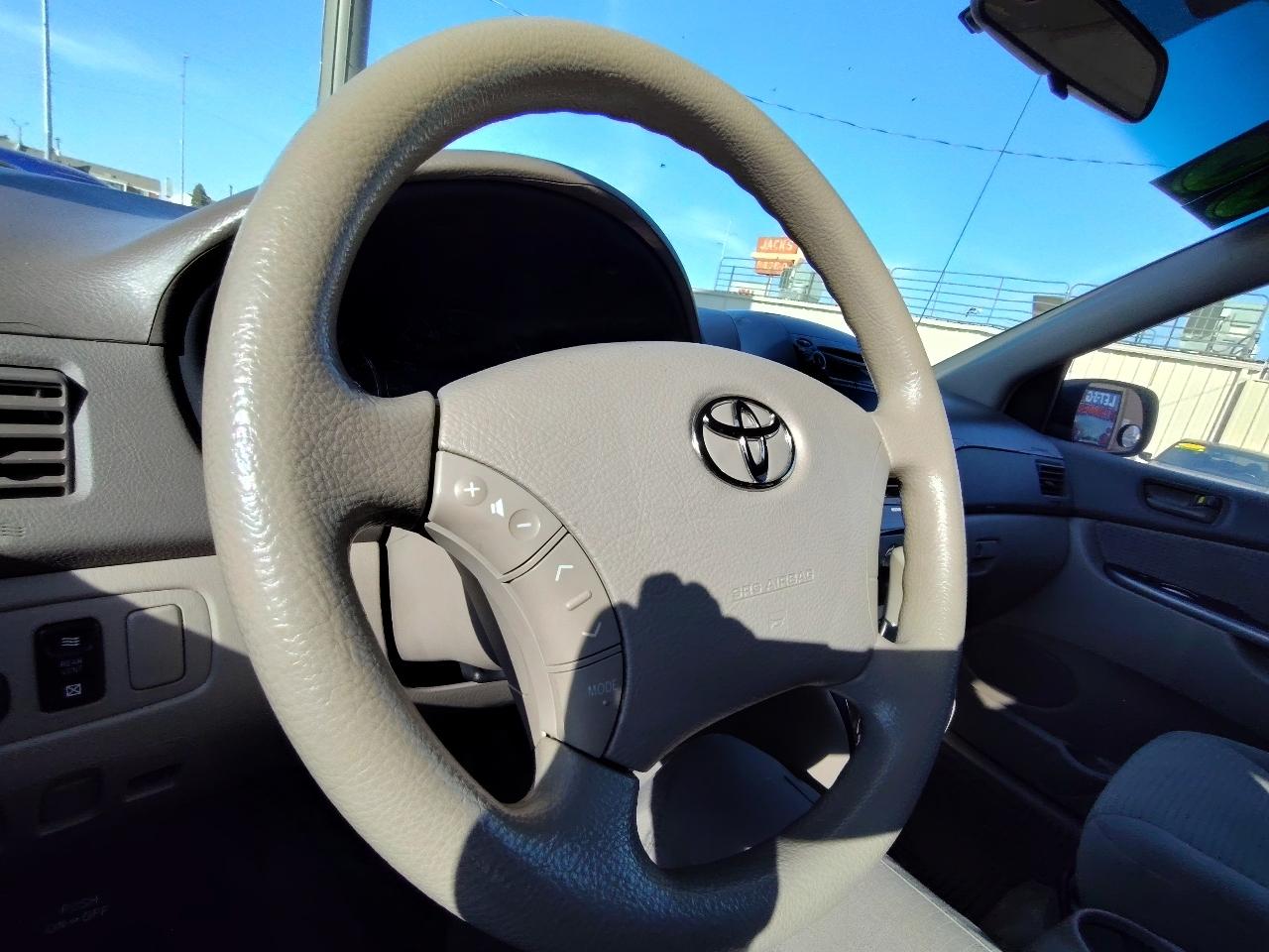 Toyota Sienna LE 7-Passenger 2006