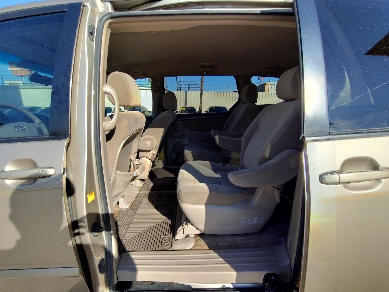 Toyota Sienna LE 7-Passenger 2006