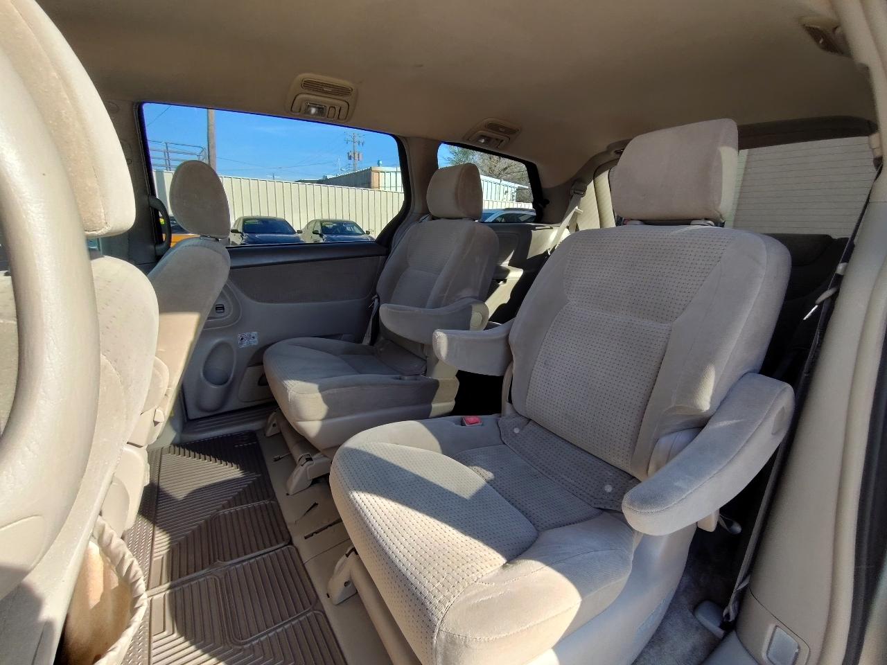 Toyota Sienna LE 7-Passenger 2006