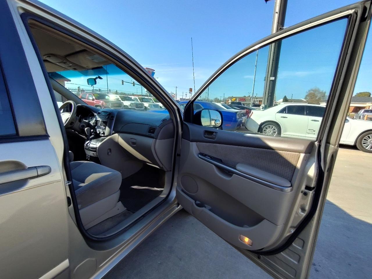 Toyota Sienna LE 7-Passenger 2006