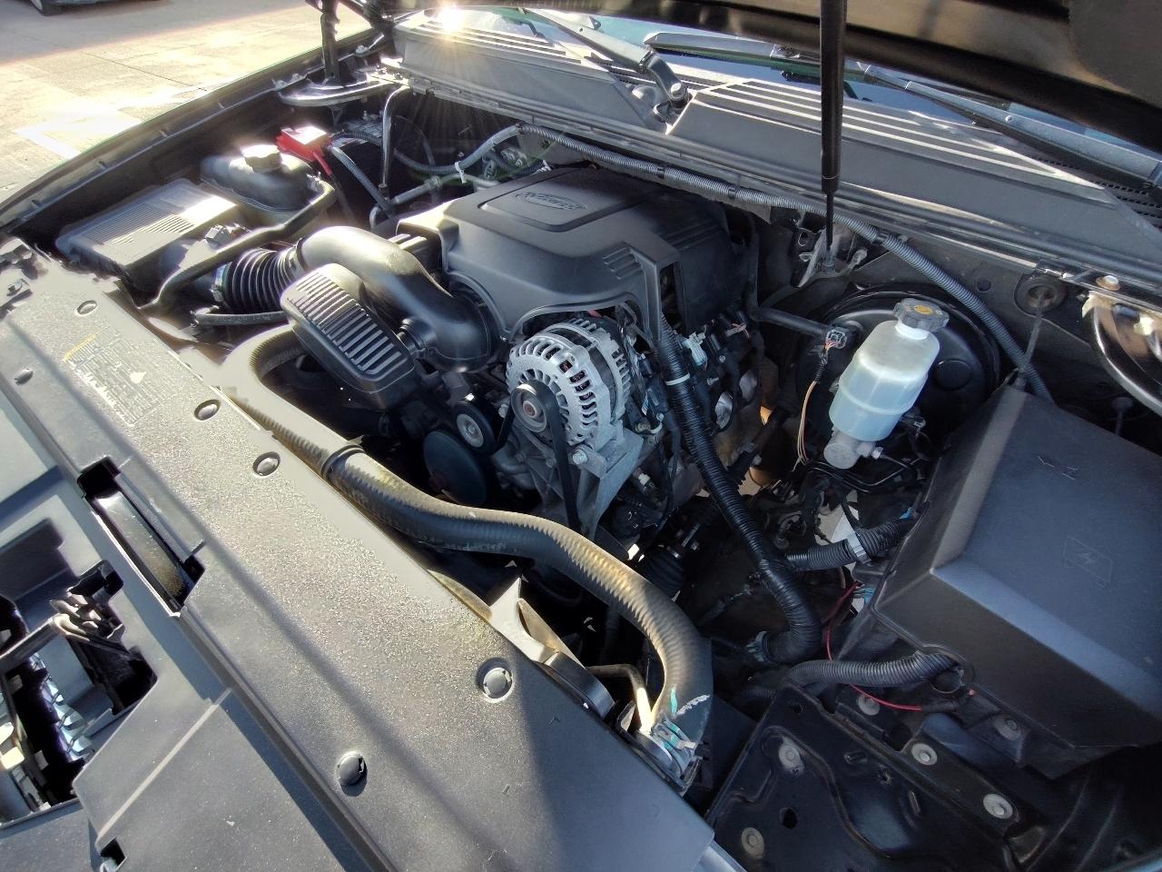 Chevrolet Suburban LT 1500 2011