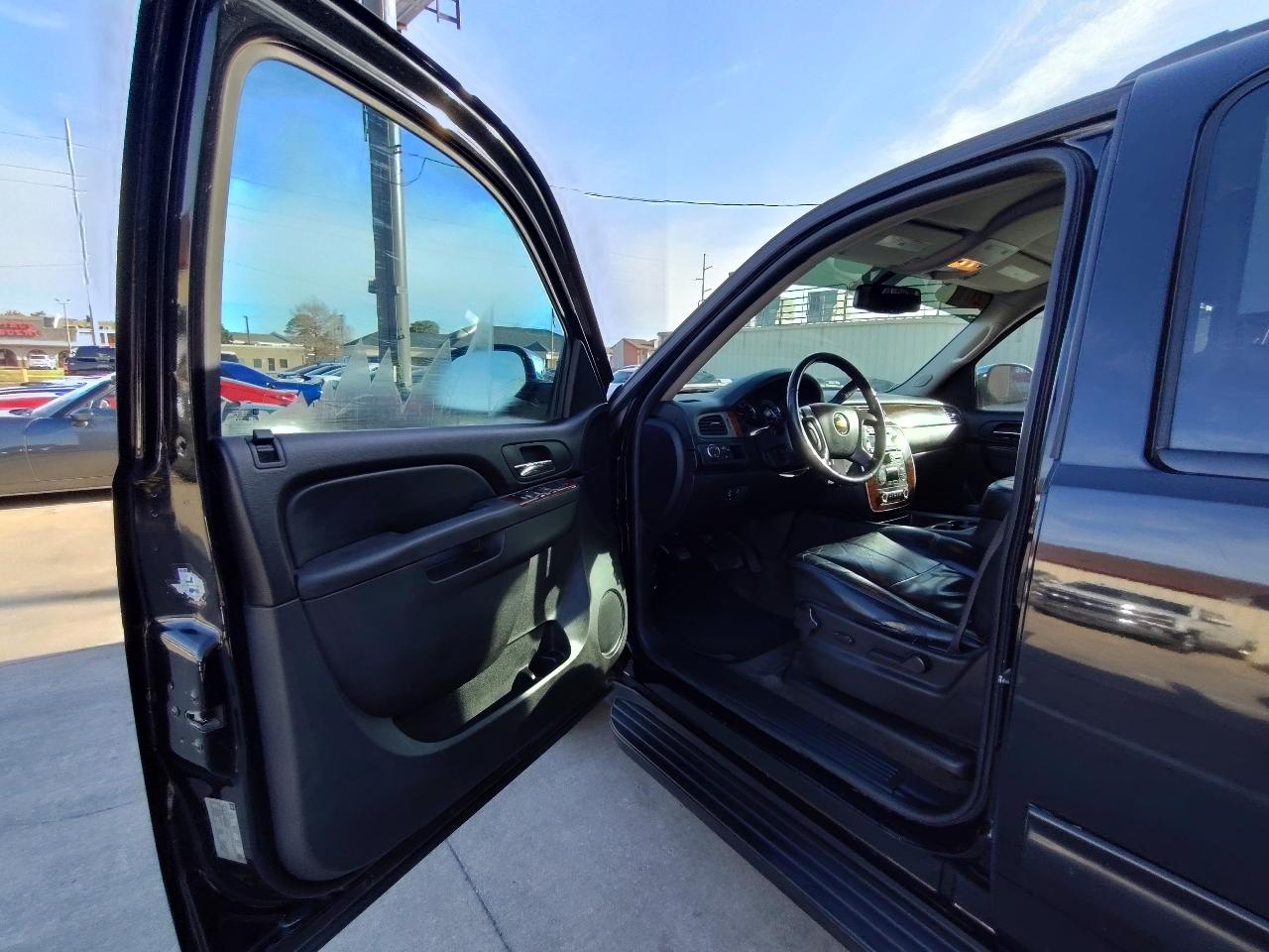 Chevrolet Suburban LT 1500 2011