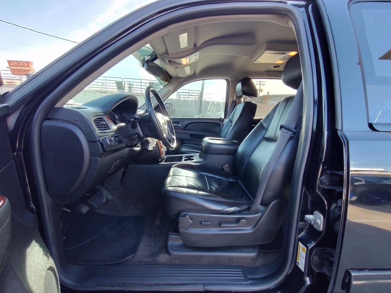 Chevrolet Suburban LT 1500 2011