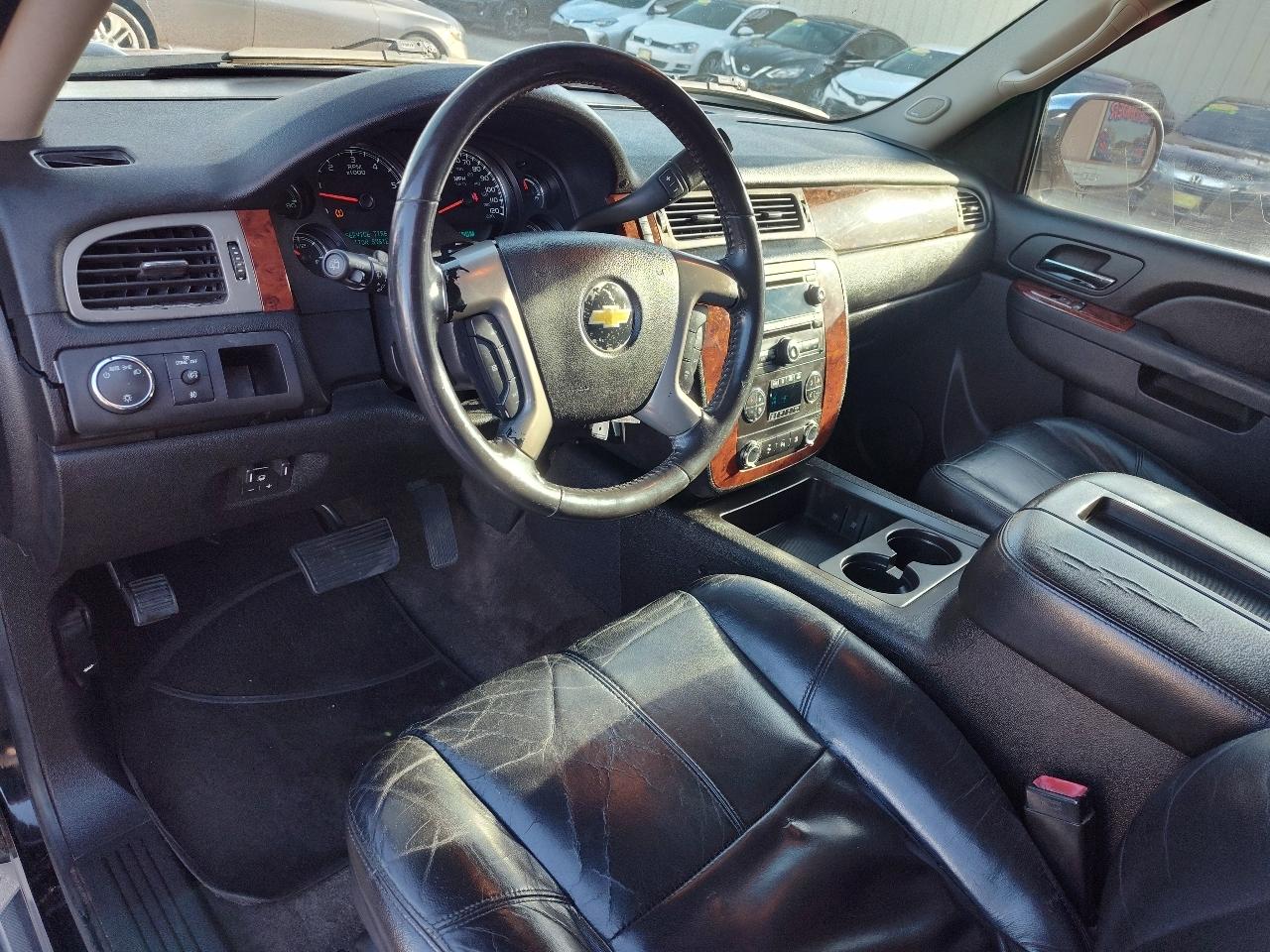 Chevrolet Suburban LT 1500 2011