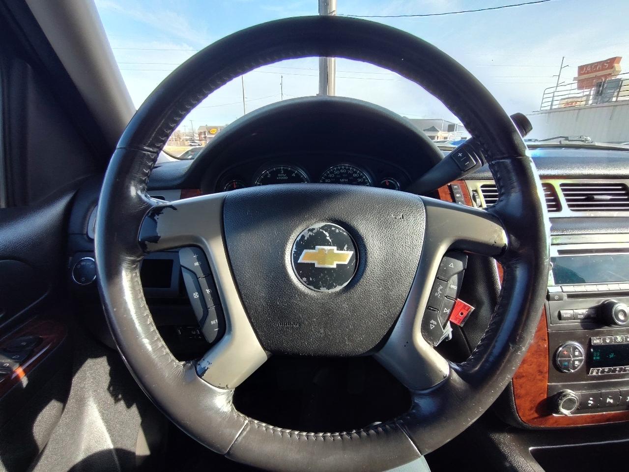 Chevrolet Suburban LT 1500 2011