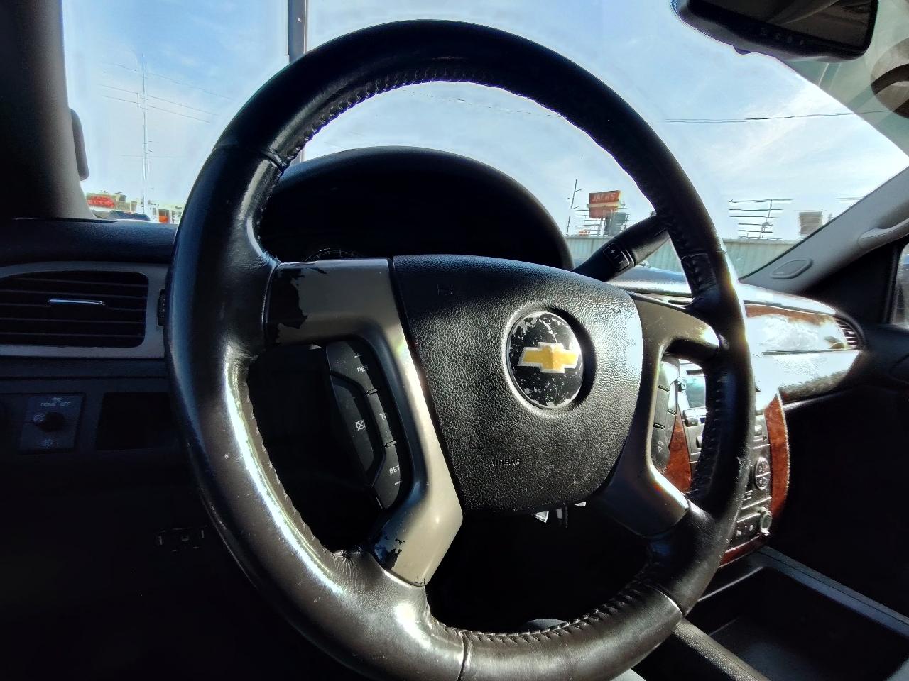 Chevrolet Suburban LT 1500 2011