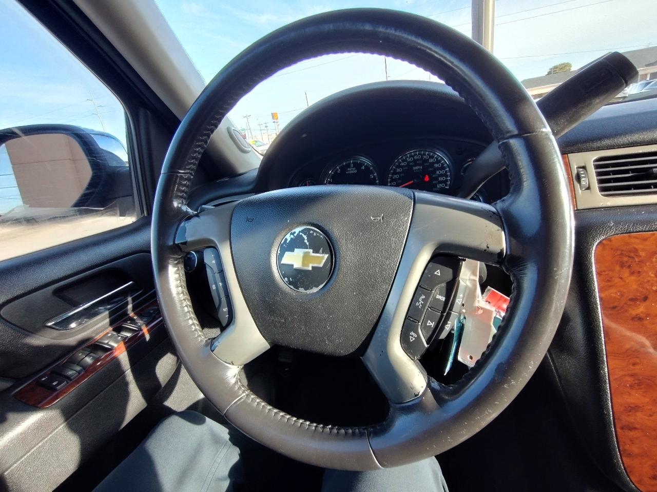 Chevrolet Suburban LT 1500 2011