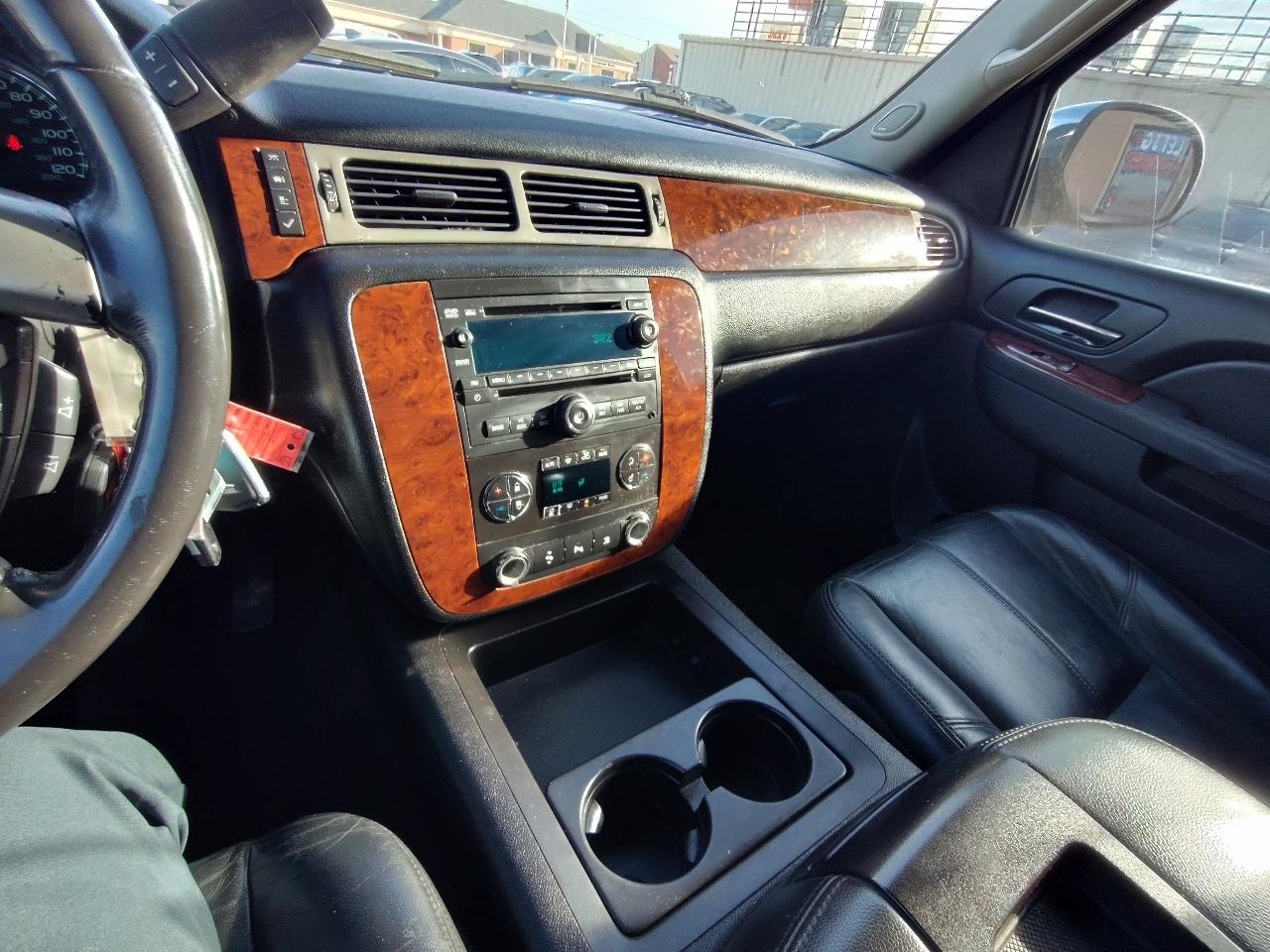 Chevrolet Suburban LT 1500 2011