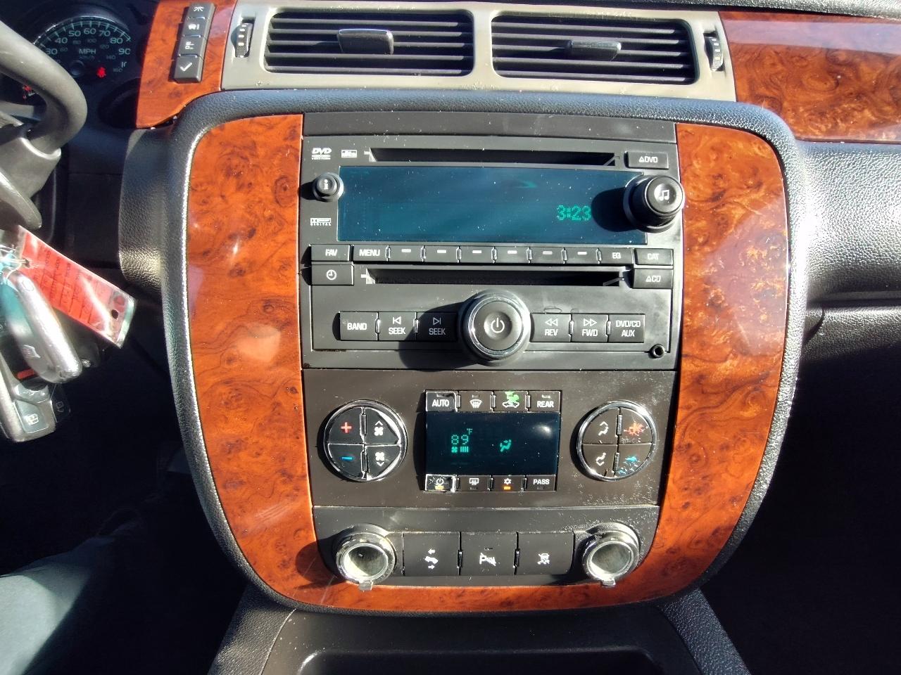 Chevrolet Suburban LT 1500 2011