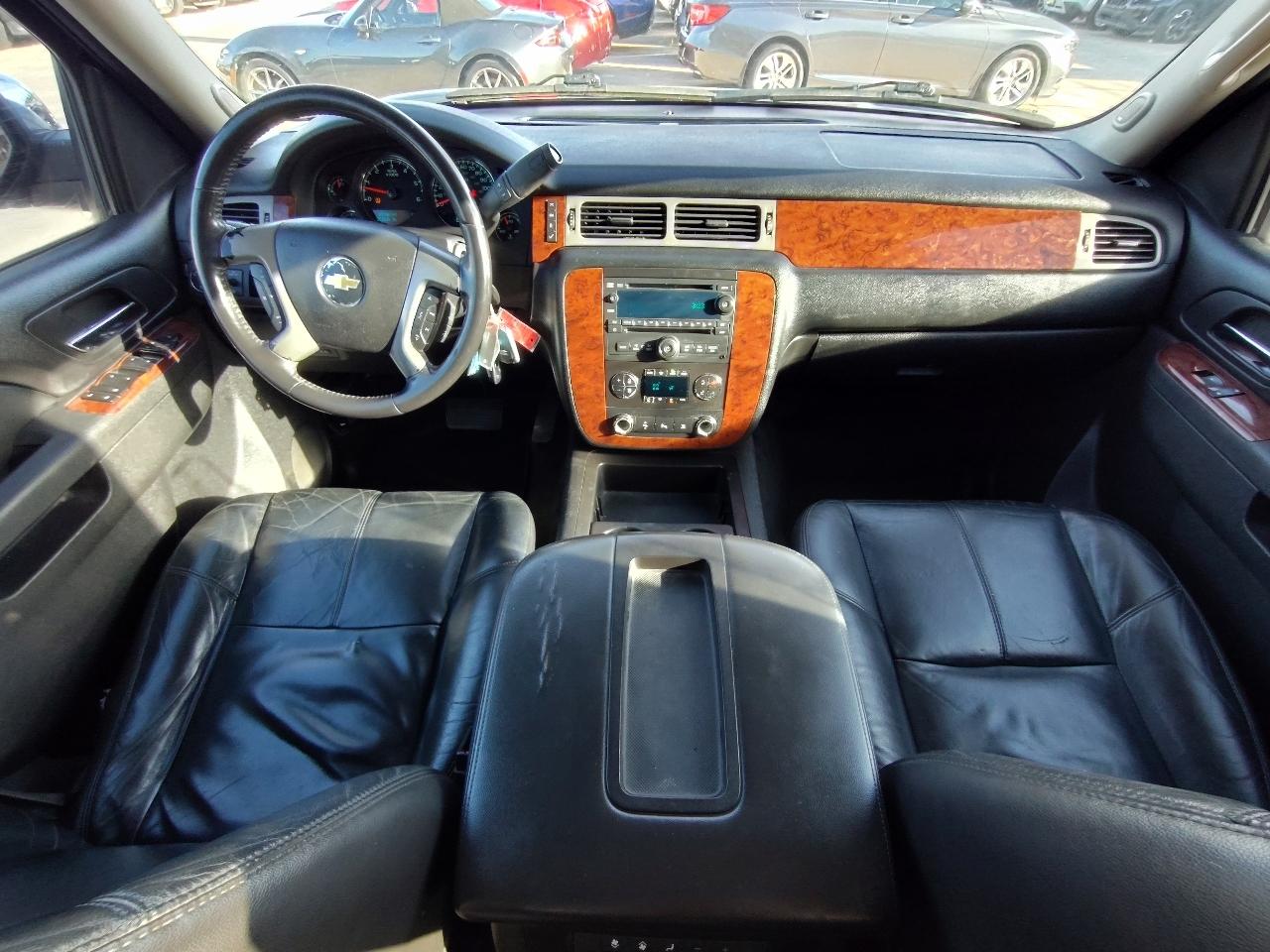 Chevrolet Suburban LT 1500 2011