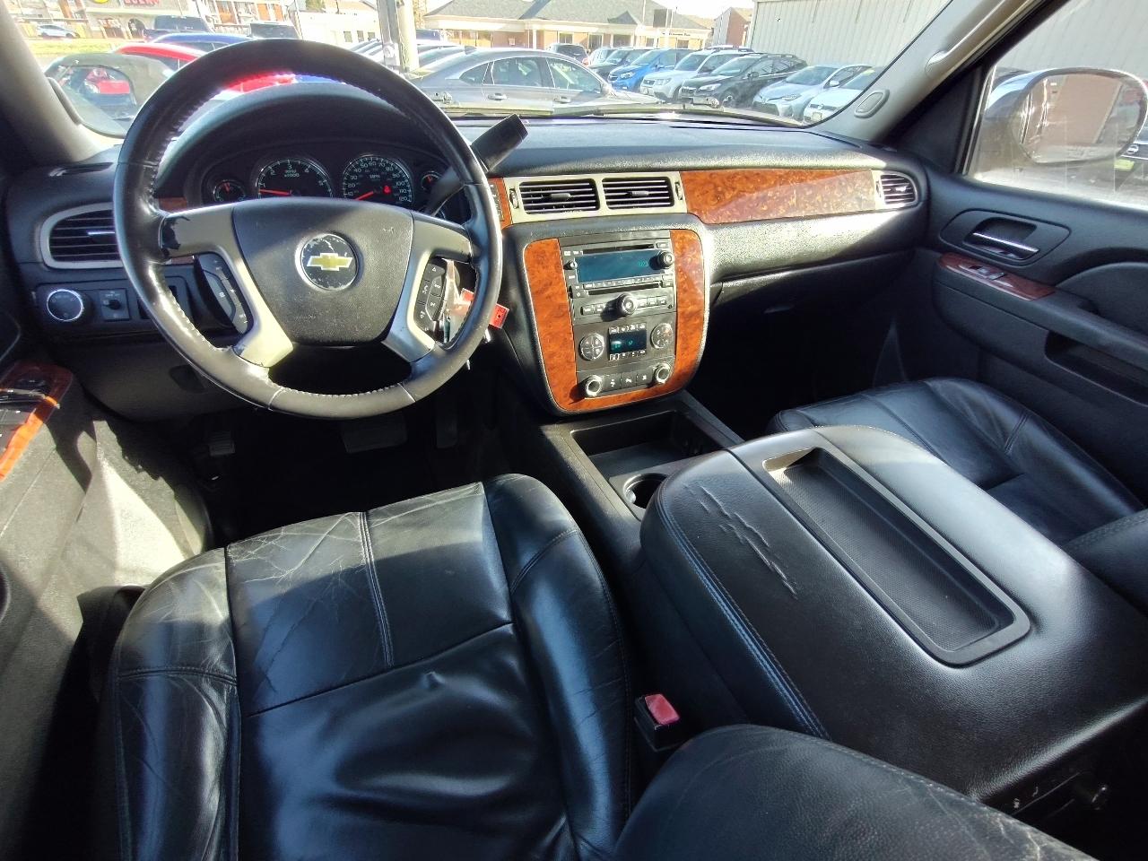 Chevrolet Suburban LT 1500 2011