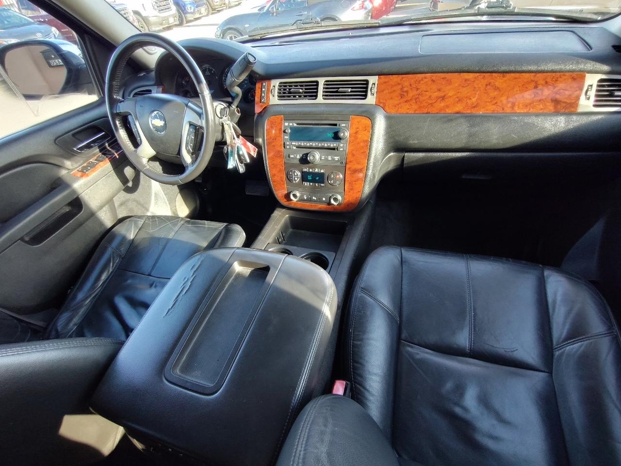 Chevrolet Suburban LT 1500 2011