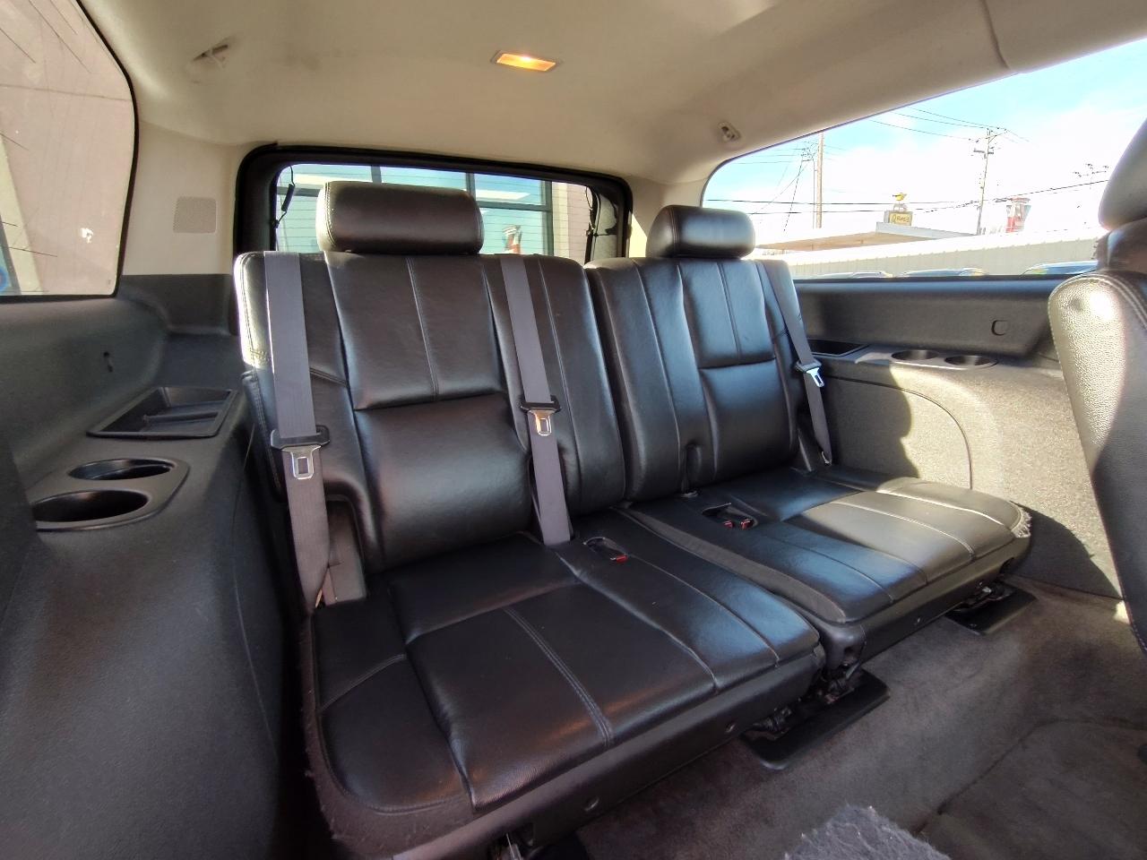 Chevrolet Suburban LT 1500 2011