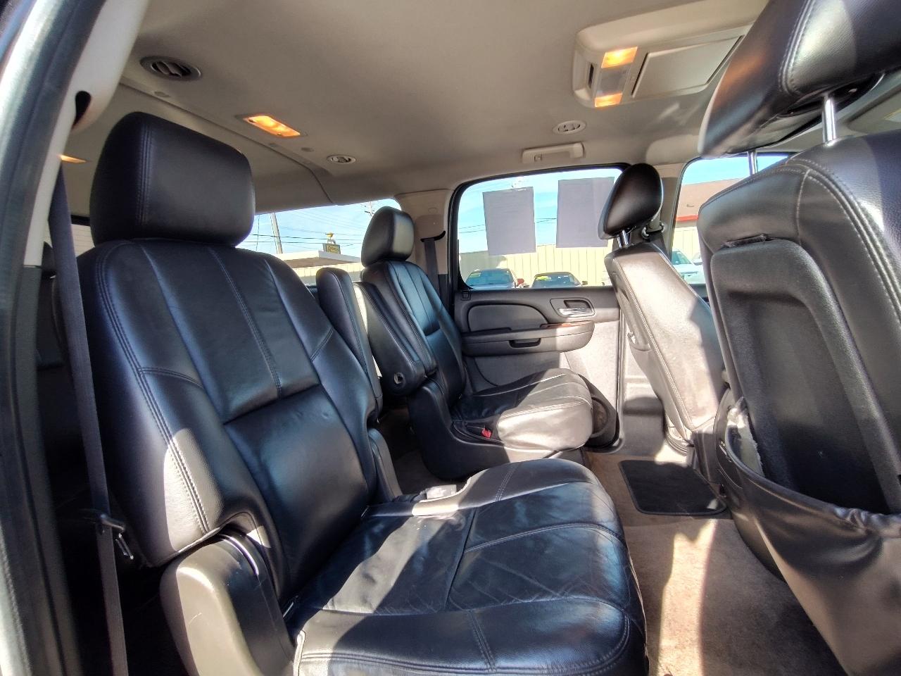 Chevrolet Suburban LT 1500 2011