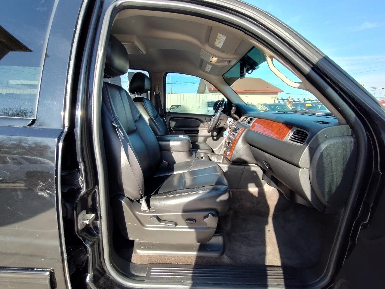 Chevrolet Suburban LT 1500 2011