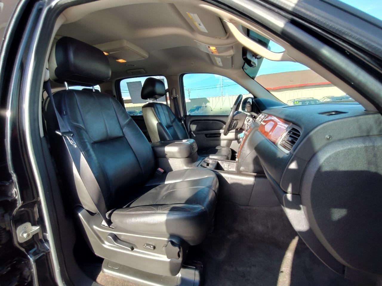 Chevrolet Suburban LT 1500 2011
