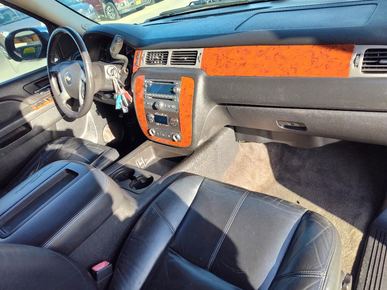 Chevrolet Suburban LT 1500 2011