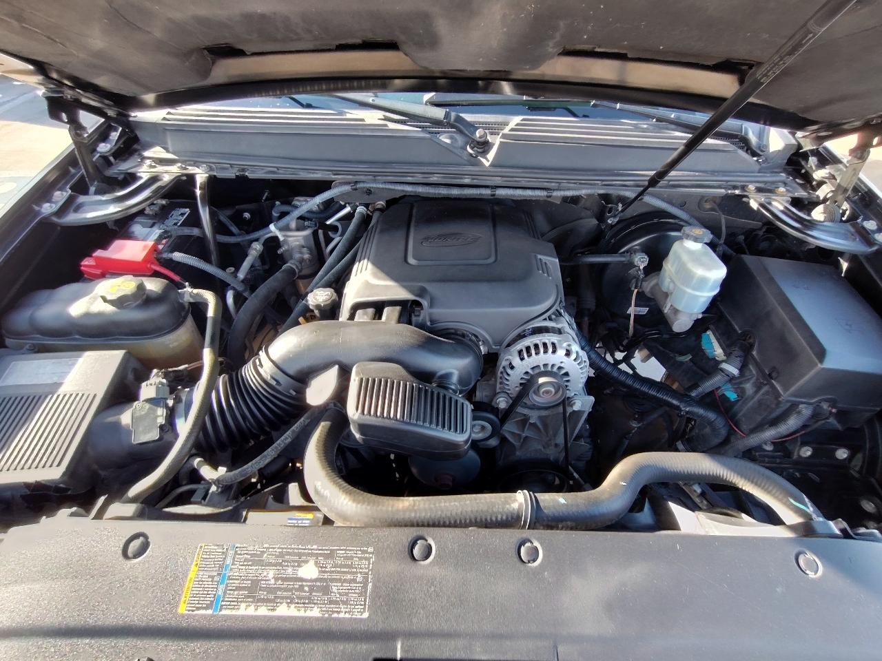 Chevrolet Suburban LT 1500 2011