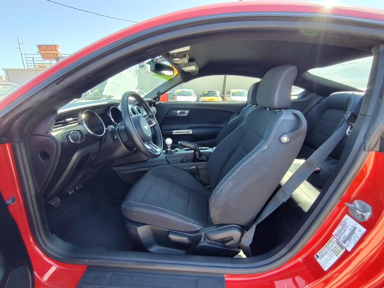 Ford Mustang V6 Deluxe Coupe 2017