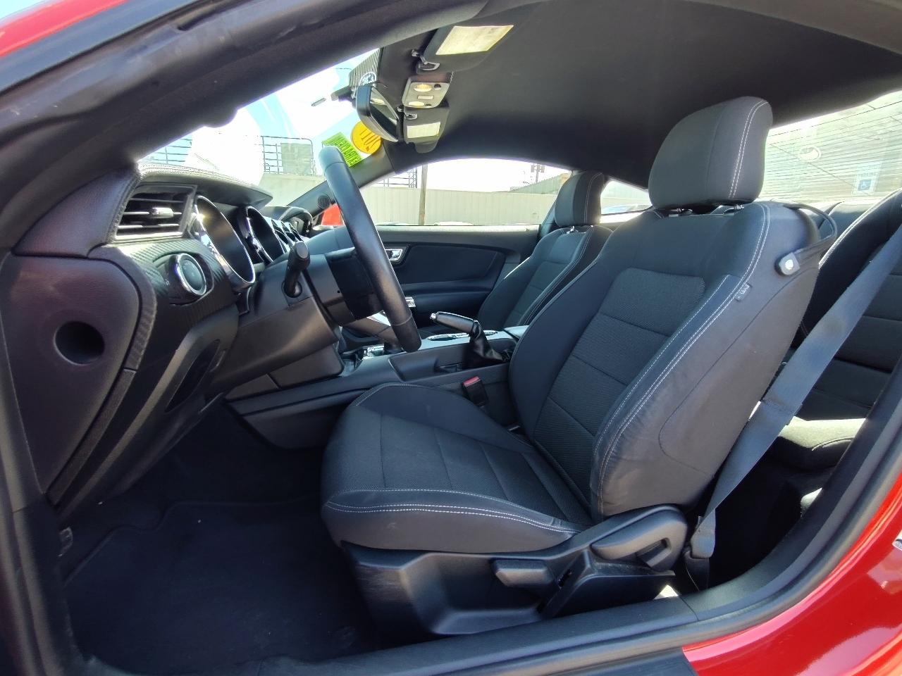 Ford Mustang V6 Deluxe Coupe 2017