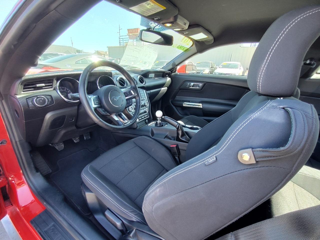 Ford Mustang V6 Deluxe Coupe 2017