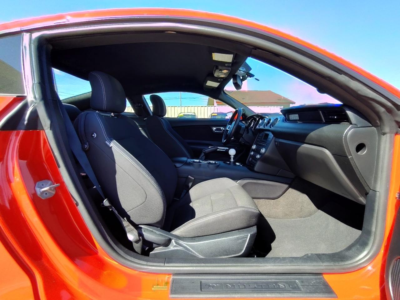 Ford Mustang V6 Deluxe Coupe 2017