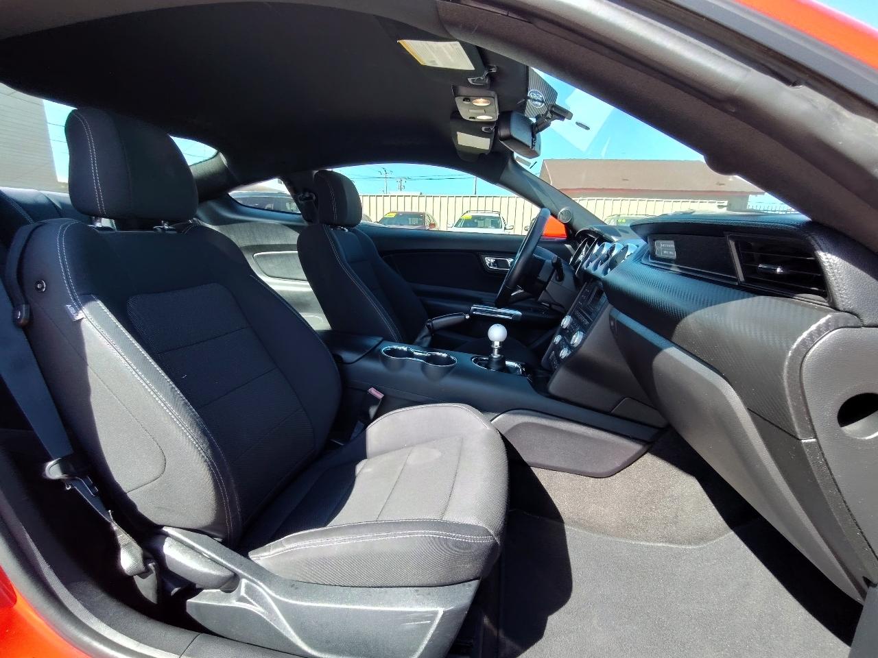 Ford Mustang V6 Deluxe Coupe 2017