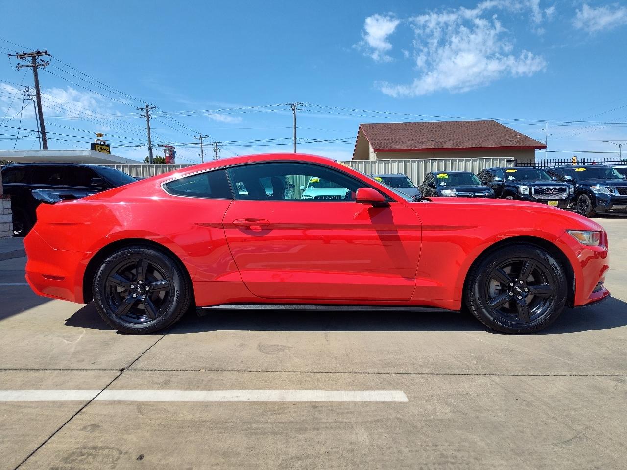 2017 Ford Mustang V6 - Photo 3