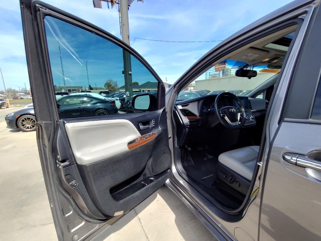 Toyota Sienna Limited Premium 7-Passenger 2017