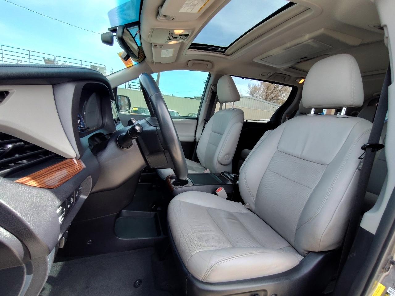 Toyota Sienna Limited Premium 7-Passenger 2017