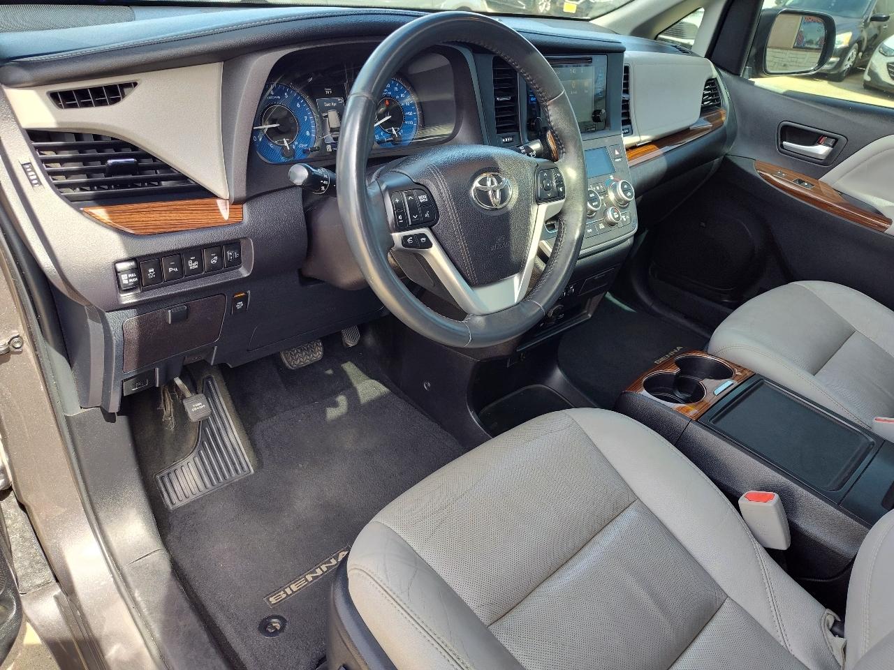 Toyota Sienna Limited Premium 7-Passenger 2017