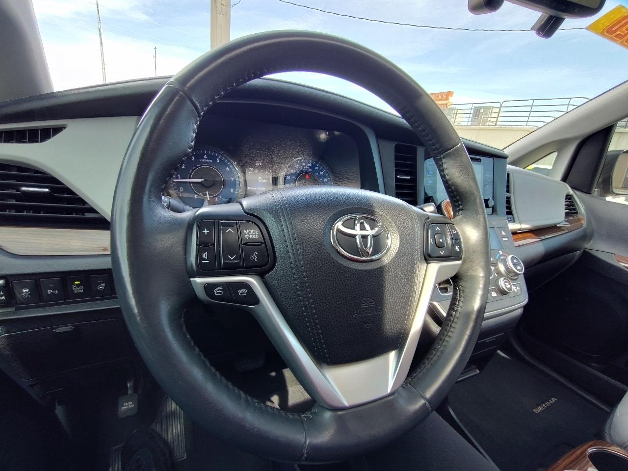 Toyota Sienna Limited Premium 7-Passenger 2017