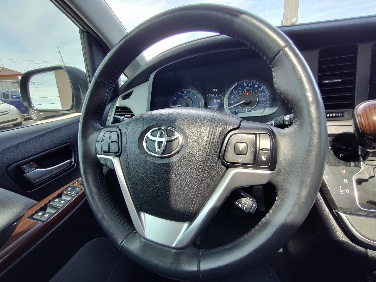 Toyota Sienna Limited Premium 7-Passenger 2017