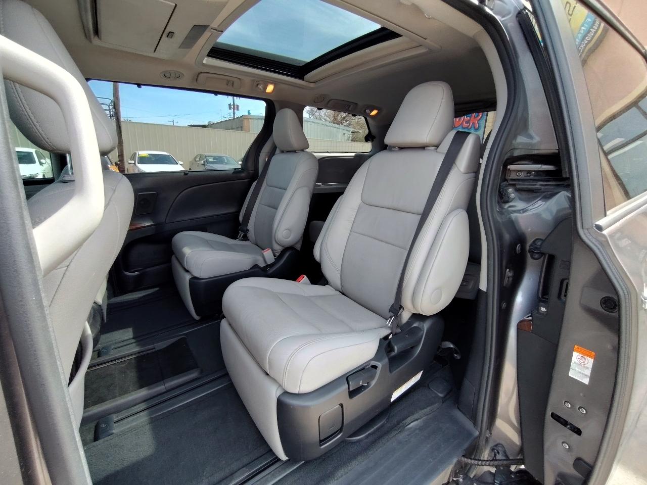 Toyota Sienna Limited Premium 7-Passenger 2017