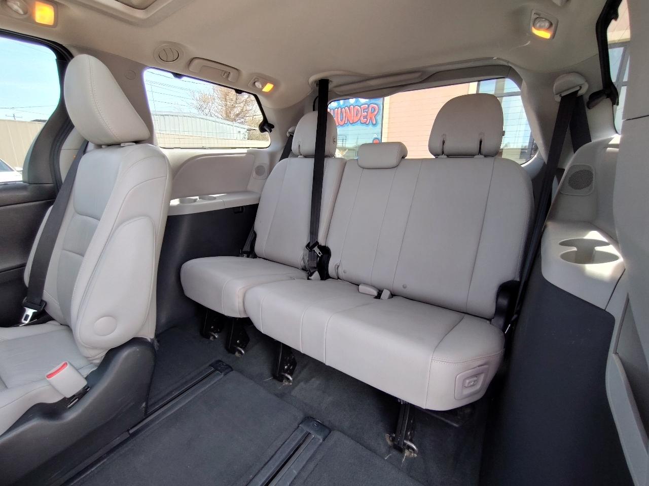 Toyota Sienna Limited Premium 7-Passenger 2017