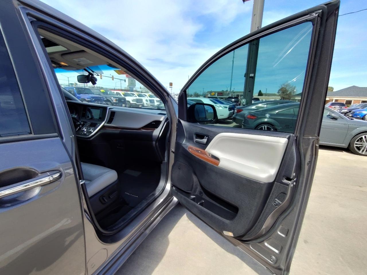Toyota Sienna Limited Premium 7-Passenger 2017