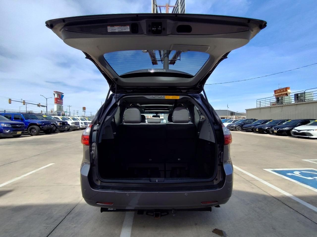 Toyota Sienna Limited Premium 7-Passenger 2017