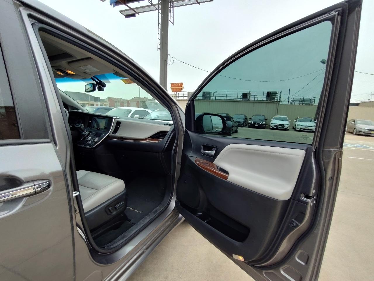 Toyota Sienna Limited Premium 7-Passenger 2017